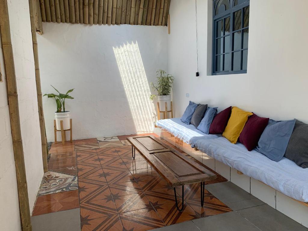 een woonkamer met 2 banken en een salontafel bij El Chirris Tzanjay in San Juan La Laguna