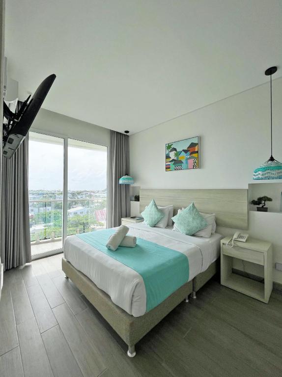 Postel nebo postele na pokoji v ubytování Azure Lofts & Pool