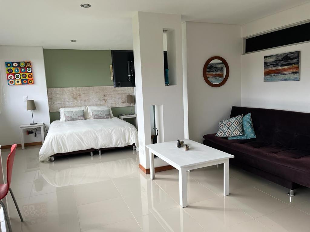 Postel nebo postele na pokoji v ubytování LLanogrande Apartamento Estudio Puerto Bulevar