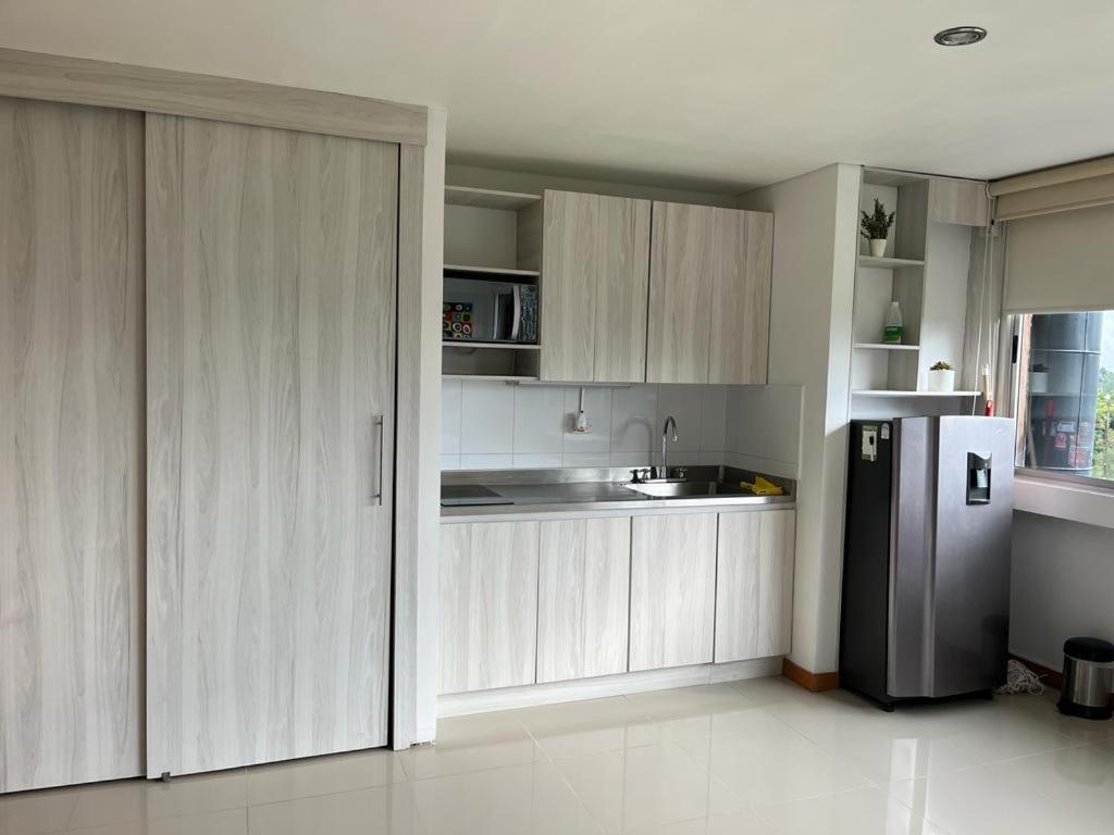 Kuchyň nebo kuchyňský kout v ubytování LLanogrande Apartamento Estudio Puerto Bulevar