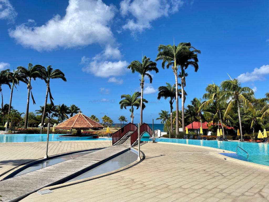 Bazén v ubytování Appart avec piscine et vue mer - TIC nebo v jeho okolí
