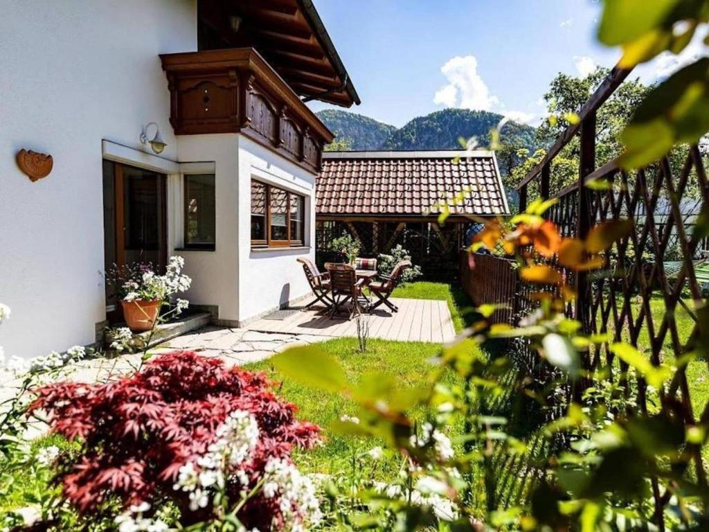 Casa con jardín con mesa y sillas en Beautiful holiday home in Kundl in Tyrol, en Kundl