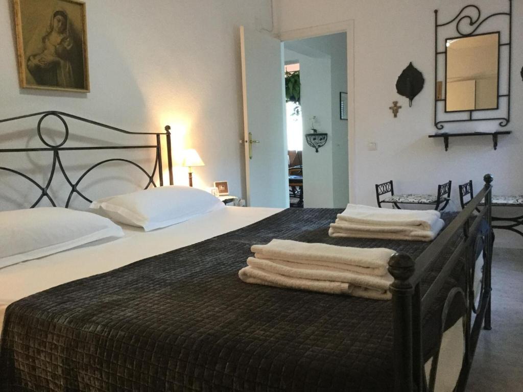 Postel nebo postele na pokoji v ubytování Belvilla by OYO Casa Margit