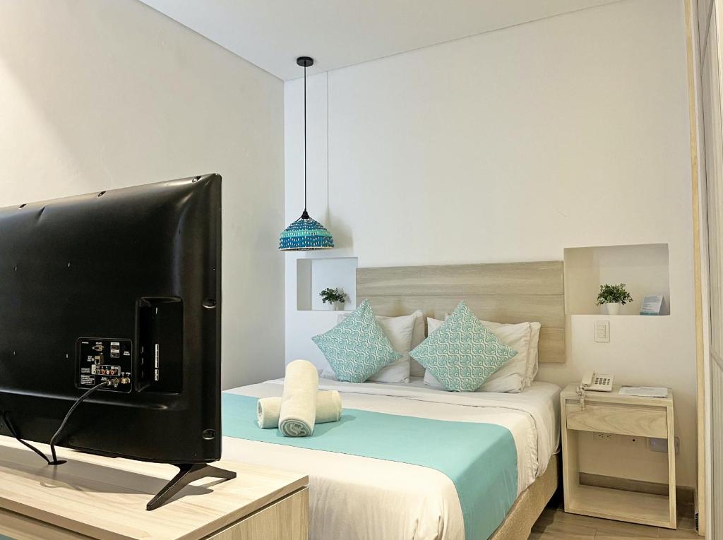 TV a/nebo společenská místnost v ubytování Azure Lofts & Pool
