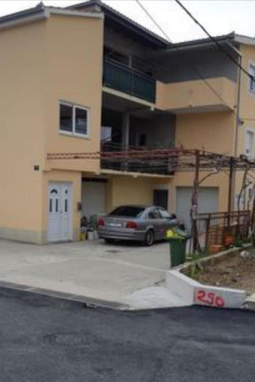 Apartments with parking space Kastel Stafilic, Kastela - 21012