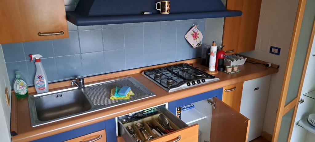 małą kuchnię ze zlewem i kuchenką w obiekcie CasaMarina w mieście Marina di Montemarciano