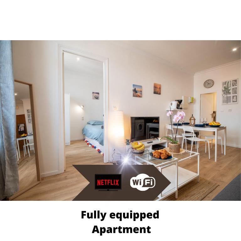 un salon avec une cuisine et une chambre avec une table dans l'établissement Private Independant flat - Lourdes city center - 2 Balconies, à Lourdes