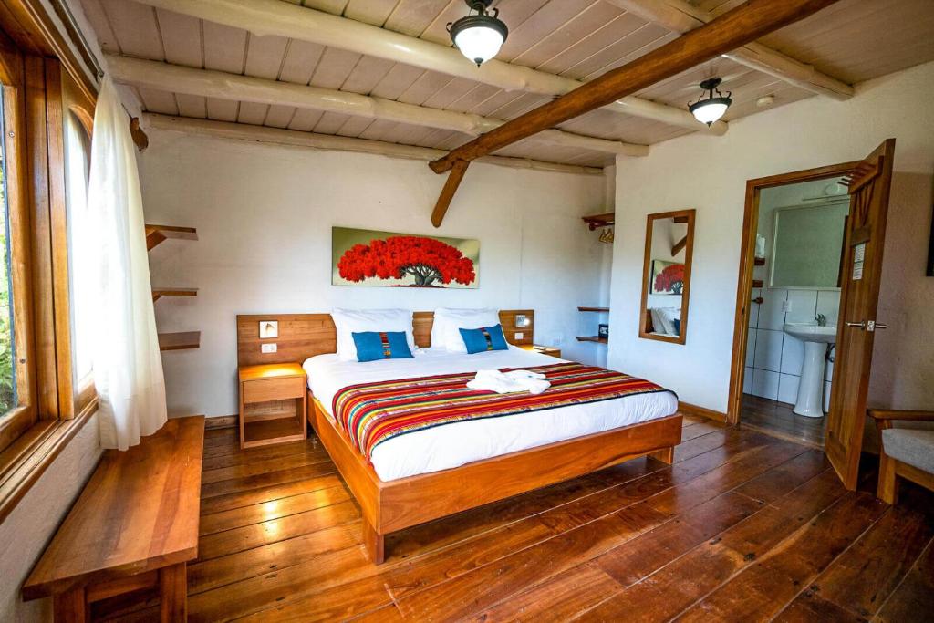 Postel nebo postele na pokoji v ubytování Enchanted Galapagos Lodge