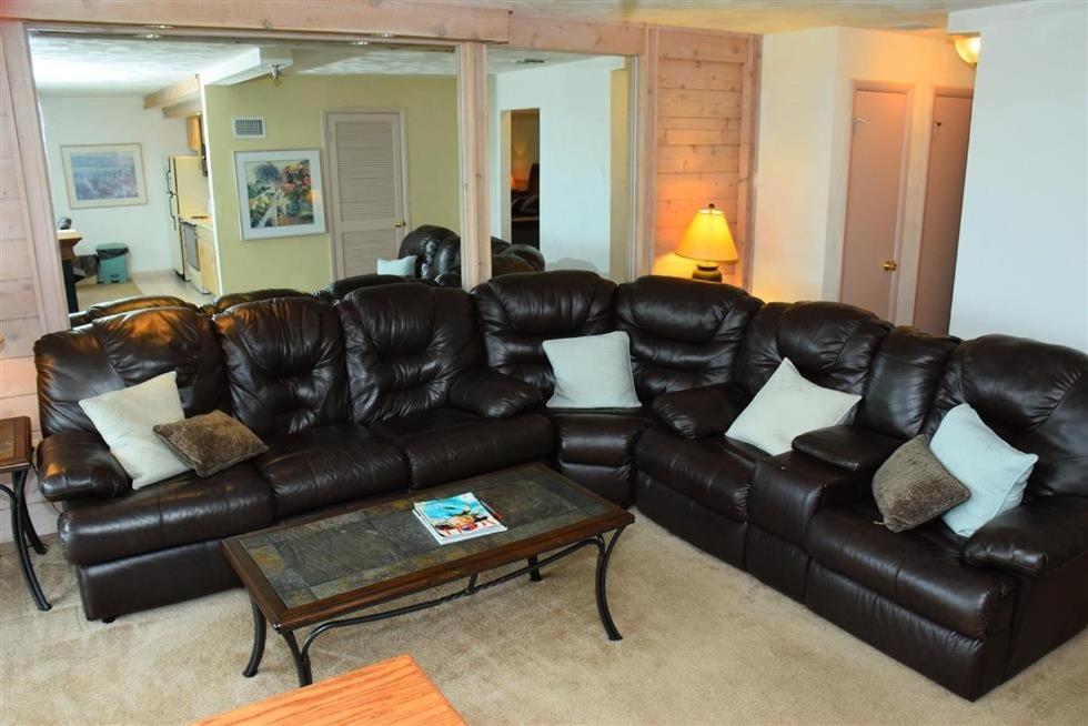 sala de estar con sofá de cuero y mesa de centro en Seven Springs Stoneridge 3 Bedroom Standard Condo, Mountain Views! condo, en Champion