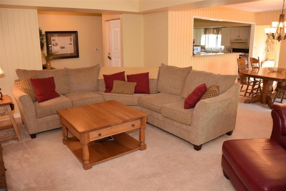 sala de estar con sofá y mesa en Seven Springs 2 Bedroom Standard Condo with Private Deck! condo en Champion