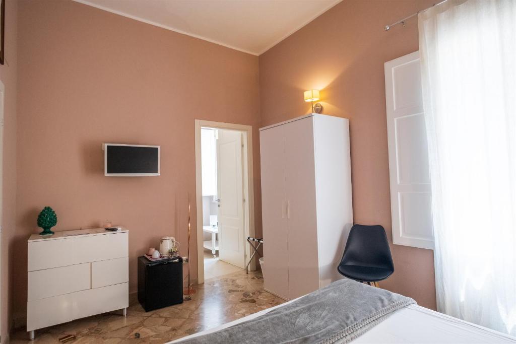 Televízia a/alebo spoločenská miestnosť v ubytovaní Palazzo Gilistro