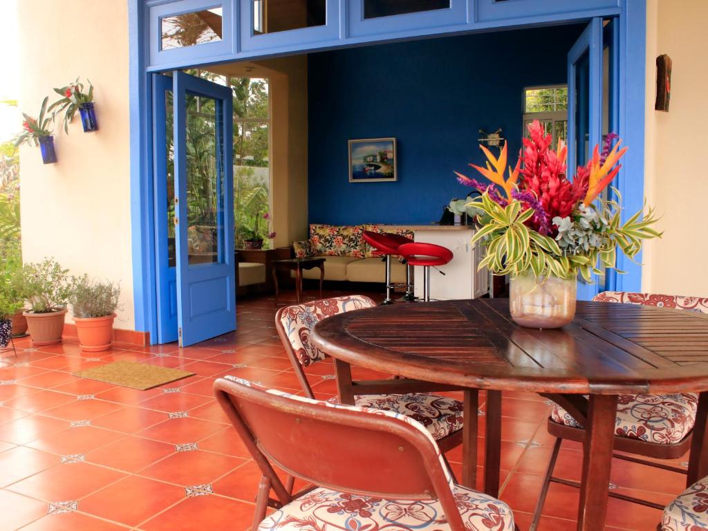 a dining room with a table and chairs at Casa Bartzis, Close to Orosi and Tapanti National Park in Orosí