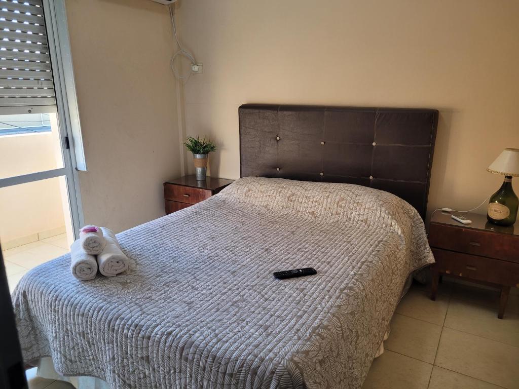 een slaapkamer met een bed met een teddybeer erop bij Depto. Centrico in Corrientes