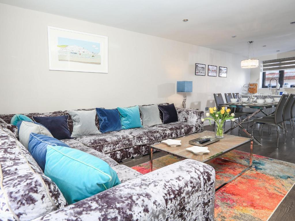 ein Wohnzimmer mit Sofa und Tisch in der Unterkunft Harbour Cottage in Dartmouth