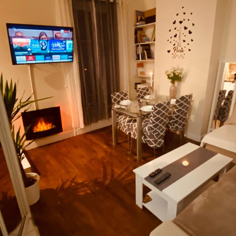 un salon avec une table et une cheminée dans l'établissement Paris parc Buttes-Chaumont, à Paris