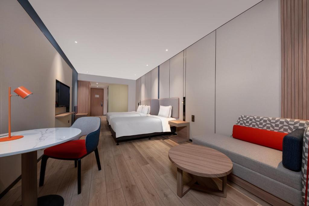 Holiday Inn Express Shanghai Pujiang, an IHG Hotel - 1 King And 1 Single Standard