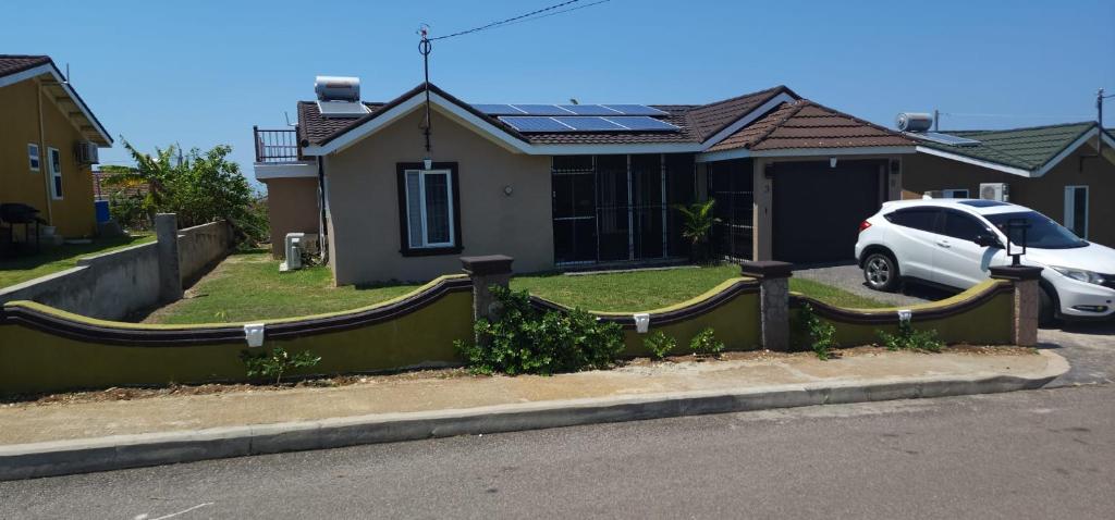 una casa con paneles solares encima en Sehfeh Luxury vacation home en Falmouth