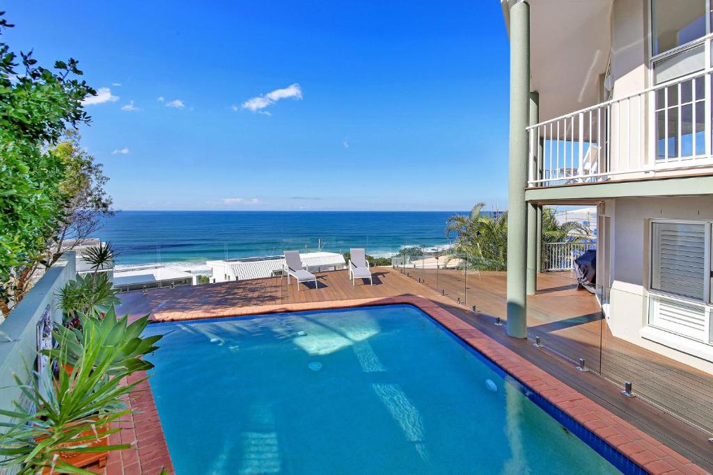 una piscina en una casa con vistas al océano en 10 Mona Vista Court en Coolum Beach