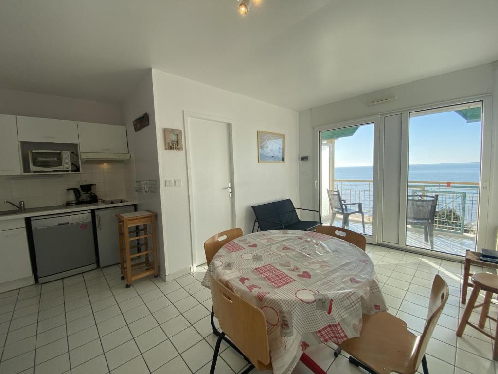 uma sala de estar com uma mesa e uma cozinha com vista em Appartement Fouras, 2 pièces, 4 personnes - FR-1-709-33 em Fouras