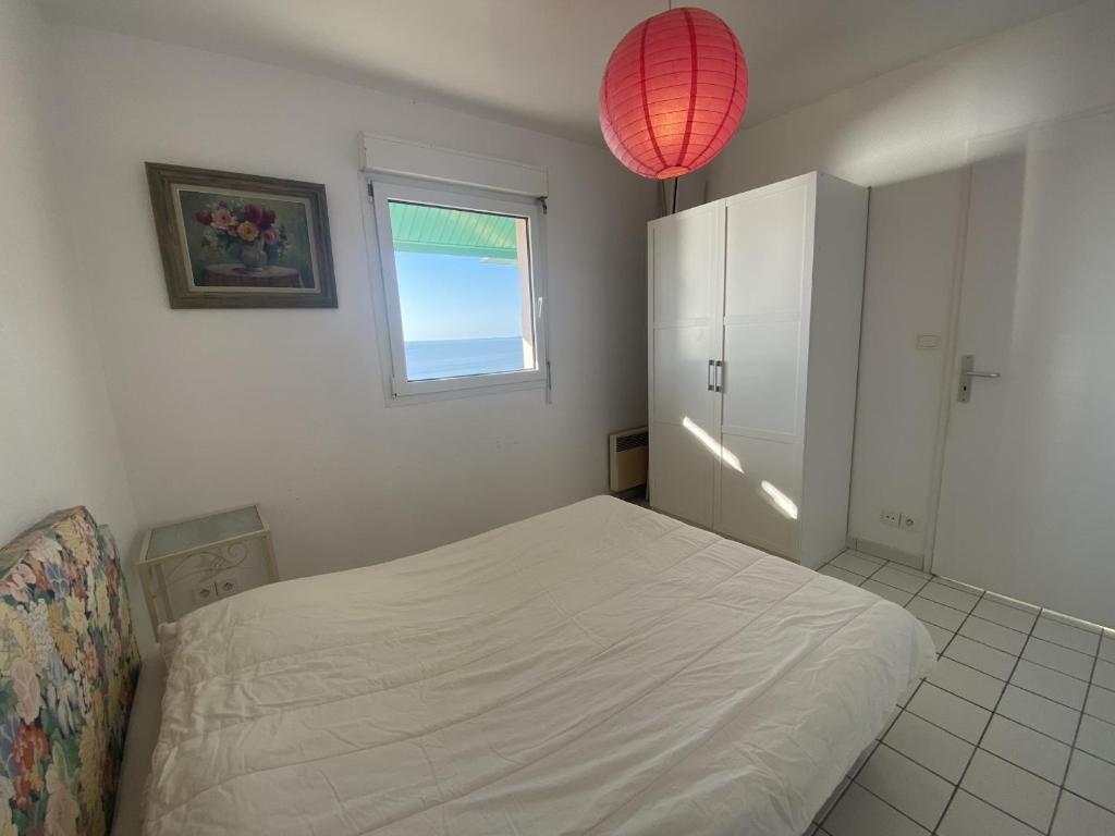 sypialnia z łóżkiem, szafką i oknem w obiekcie Appartement 4 pers avec vue mer, face à la plage - FR-1-709-33 w mieście Fouras