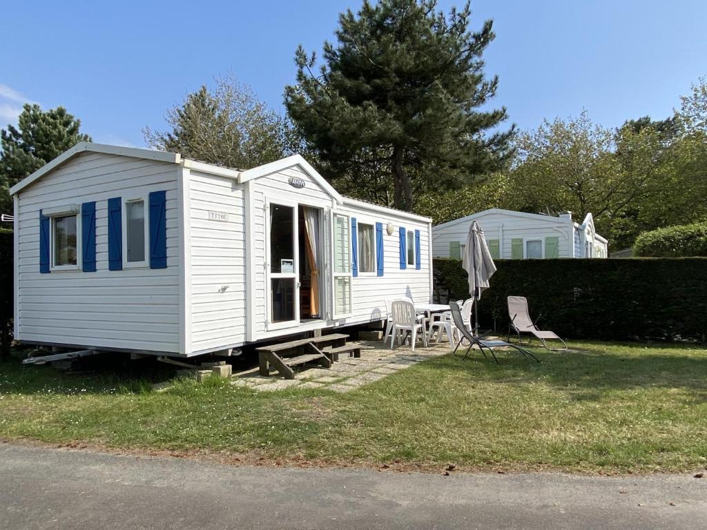 biały mały domek siedzący w trawie w obiekcie Mobil-home à Fouras : Proche Plage, 2 Chambres, TV, Plancha, Parking, Idéal Famille - FR-1-709-58 w mieście Fouras