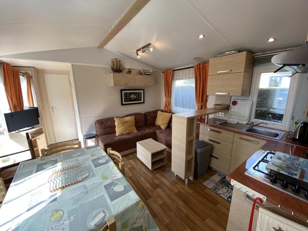 Kuchnia lub aneks kuchenny w obiekcie Mobil-home à Fouras : Proche Plage, 2 Chambres, TV, Plancha, Parking, Idéal Famille - FR-1-709-58
