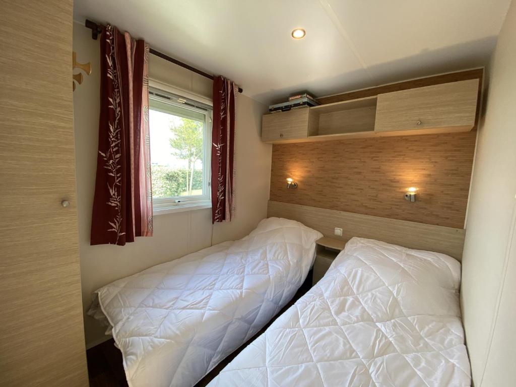 Łóżko lub łóżka w pokoju w obiekcie Mobil-home à Fouras : Proche Plage, 2 Chambres, TV, Plancha, Parking, Idéal Famille - FR-1-709-58