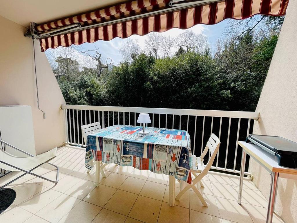 d'une table et de chaises sur un balcon avec clavier dans l'établissement Studio Cabine à Arcachon, Proche Centre, Balcon ensoleillé, Parking, à 600m de la Plage - FR-1-433-98, à Arcachon