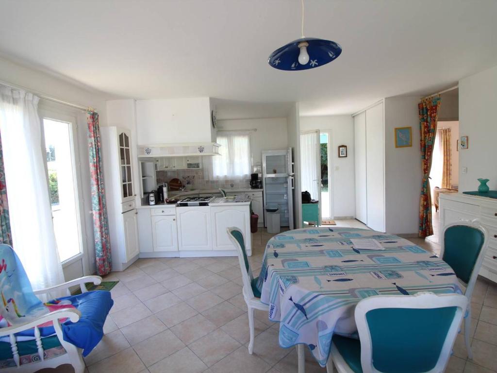 Kuchyňa alebo kuchynka v ubytovaní Maison au calme avec jardin près plage, 6 couchages, animaux admis - La Brée-les-Bains - FR-1-246A-220