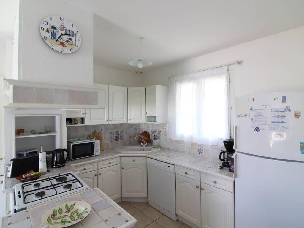 Kuchyňa alebo kuchynka v ubytovaní Maison au calme avec jardin près plage, 6 couchages, animaux admis - La Brée-les-Bains - FR-1-246A-220