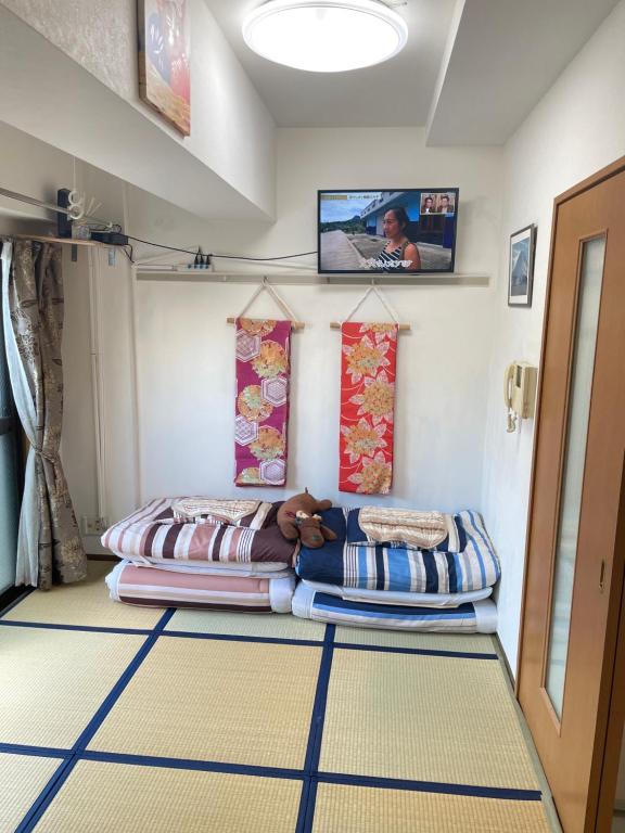 Habitación con 2 camas en el suelo en 東洋の家-畳み部屋小庭園 en Tokio