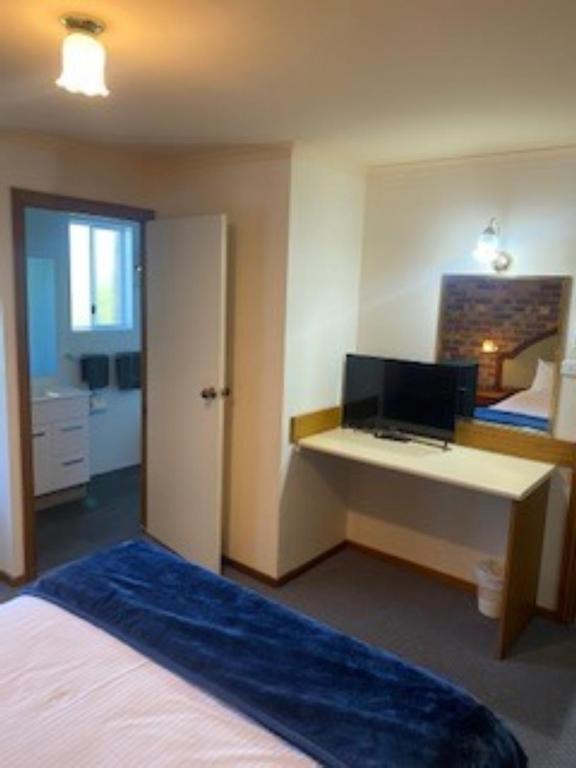 Postel nebo postele na pokoji v ubytování Kinross Inn