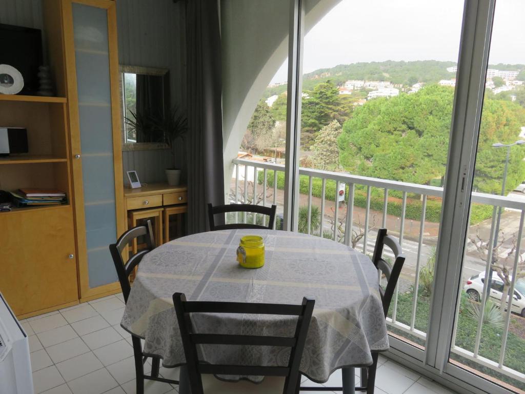 Zdjęcie z galerii obiektu Studio Cabine à Sète avec Loggia Vitrée - Proche Plages et Commerces - 3 Pers - Parking Inclus - FR-1-472-184 w mieście Sète