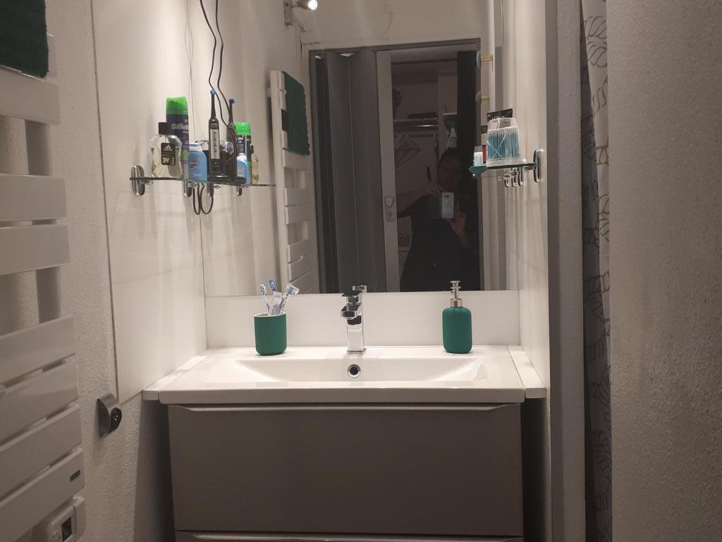 Zdjęcie z galerii obiektu Studio Cabine à Sète avec Loggia Vitrée - Proche Plages et Commerces - 3 Pers - Parking Inclus - FR-1-472-184 w mieście Sète