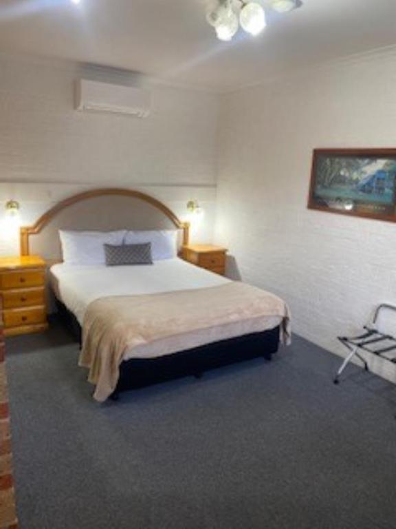Postel nebo postele na pokoji v ubytování Kinross Inn