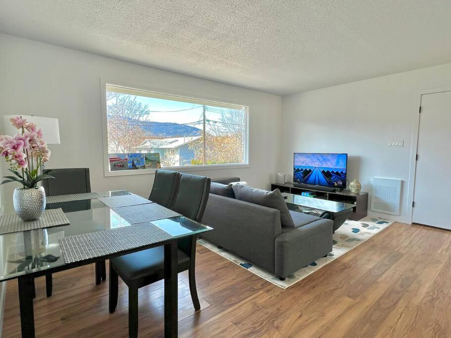 uma sala de estar com um sofá e uma mesa em Central Penticton. Alongside KVR Trail. Freshly Renovated. Pet Friendly. em Penticton