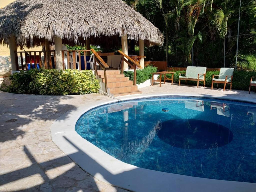 Bazén v ubytování VILLA LOMAS LINDAS nebo v jeho okolí