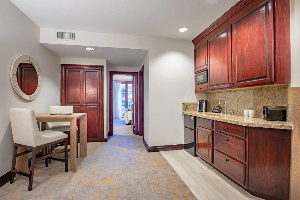 Beaver Creek Lodge, Autograph Collection - King Suite With Balcony And Creek View
