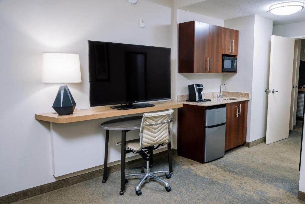 Holiday Inn & Suites Stockbridge Atlanta I-75 by IHG - Suite King Con 1 Camera Da Letto E Divano Letto