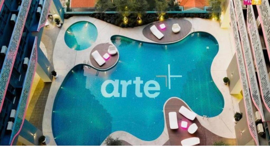 uma vista panorâmica da placa de ar ao lado de uma piscina em Arte Plus Kuala Lumpur em Kuala Lumpur