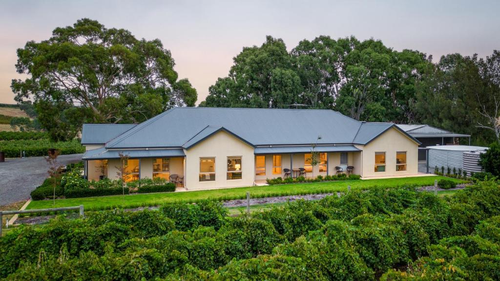 een huis met een blauw dak bij Triple Creek Guest House - Barossa Region in Seppeltsfield