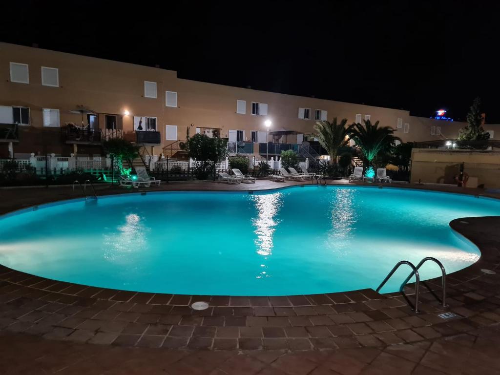 duży basen niebieski w nocy w obiekcie Casa Daria - WiFi - swimming pool - FuerteventuraBay w mieście Costa de Antigua