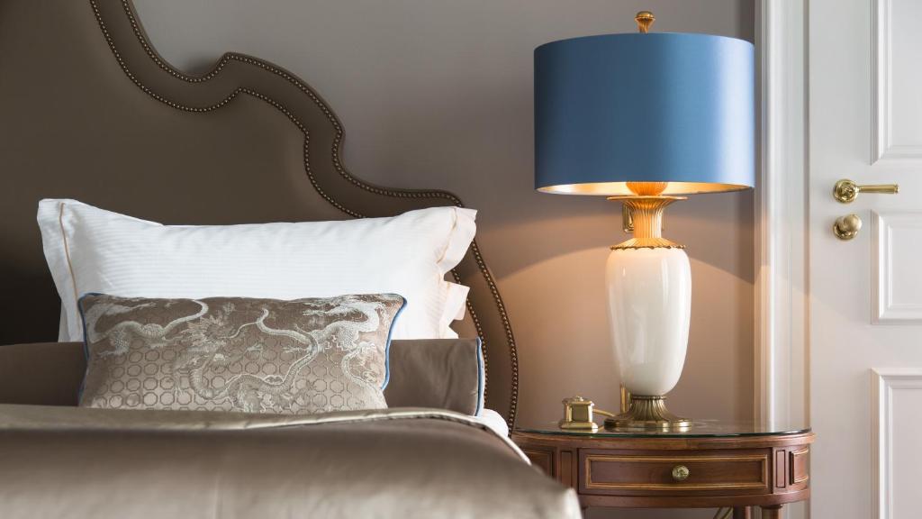 Postel nebo postele na pokoji v ubytování Althoff Grandhotel Schloss Bensberg