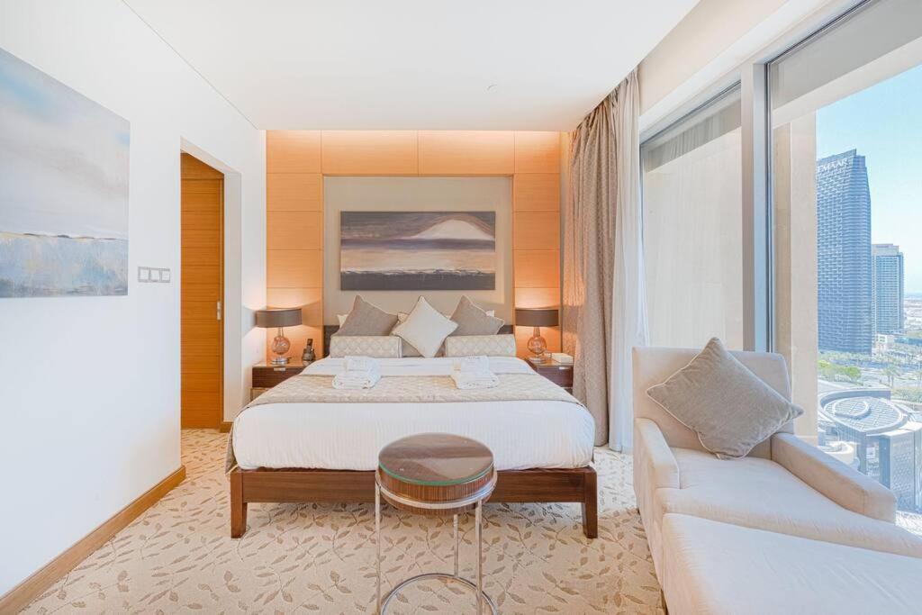 una camera con un grande letto e un divano di Classy Studio at The Address Dubai Mall a Dubai