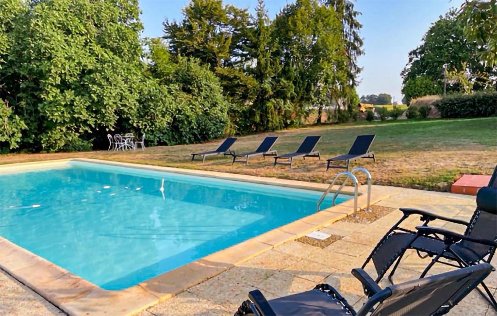 a swimming pool with lounge chairs and a group at Awesome Apartment In Maulon Darmagnac With Wifi in Mauléon-dʼArmagnac