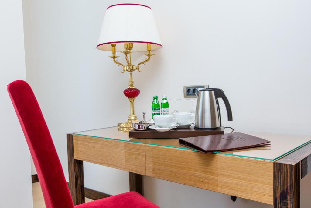 Příslušenství pro přípravu čaje a kávy v ubytování KADORR Hotel Resort & Spa