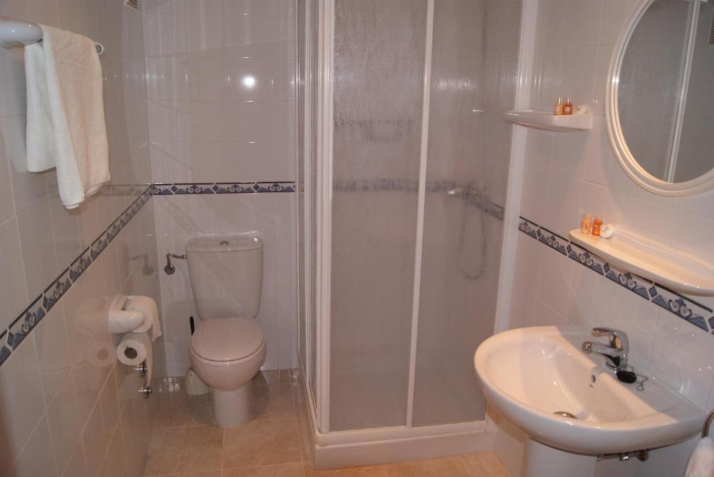 A bathroom at Hostal Mallorca
