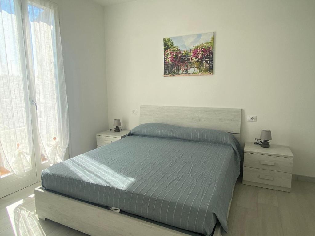 a bedroom with a bed and a picture on the wall at Sirmione - Independent House with Garden in Sirmione