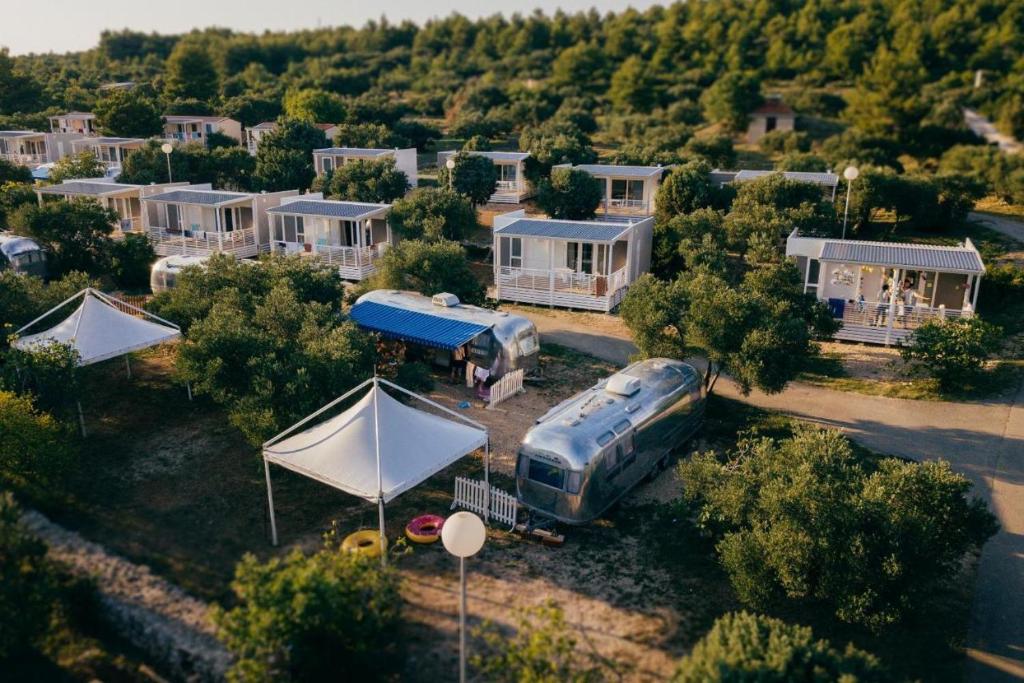 Vue panoramique sur l'établissement The Garden Resort Tisno