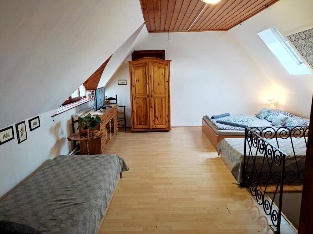 Postel nebo postele na pokoji v ubytování MonAmi Art Apartman